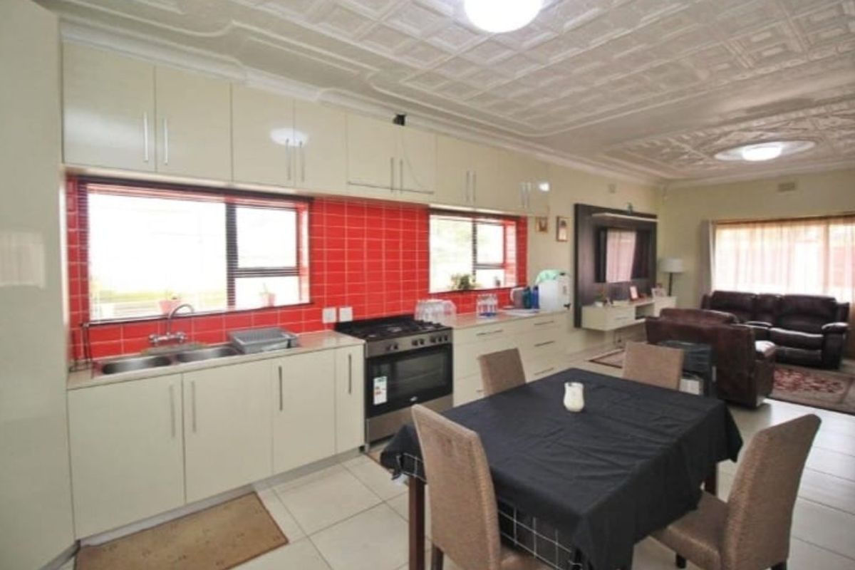 Neat 3-Bedroom Home with New Kitchen and Separate Granny Flat - Photo 5
