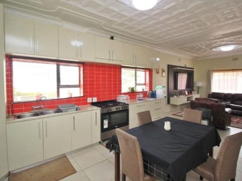 Neat 3-Bedroom Home with New Kitchen and Separate Granny Flat - Photo 5