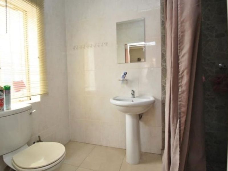 Neat 3-Bedroom Home with New Kitchen and Separate Granny Flat - Photo 10