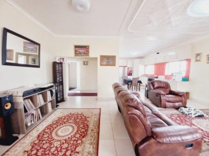 Neat 3-Bedroom Home with New Kitchen and Separate Granny Flat - Photo 8