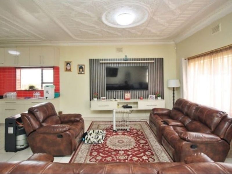 Neat 3-Bedroom Home with New Kitchen and Separate Granny Flat - Photo 7