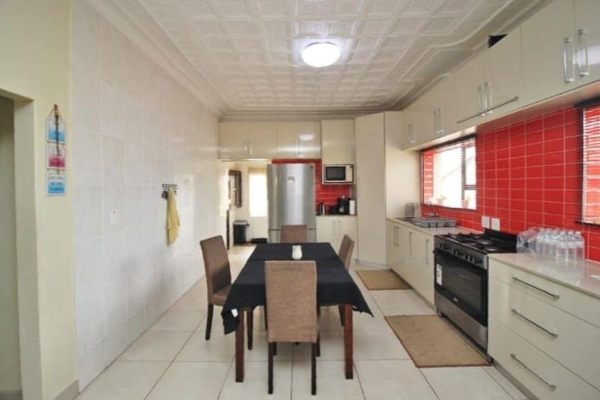 Neat 3-Bedroom Home with New Kitchen and Separate Granny Flat - Photo 3