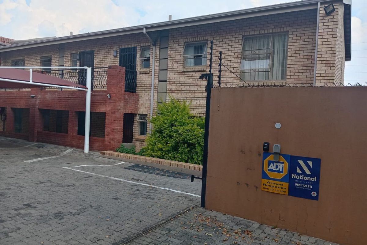 Secure and Neat 2-Bedroom Flat with Parking - Photo 2