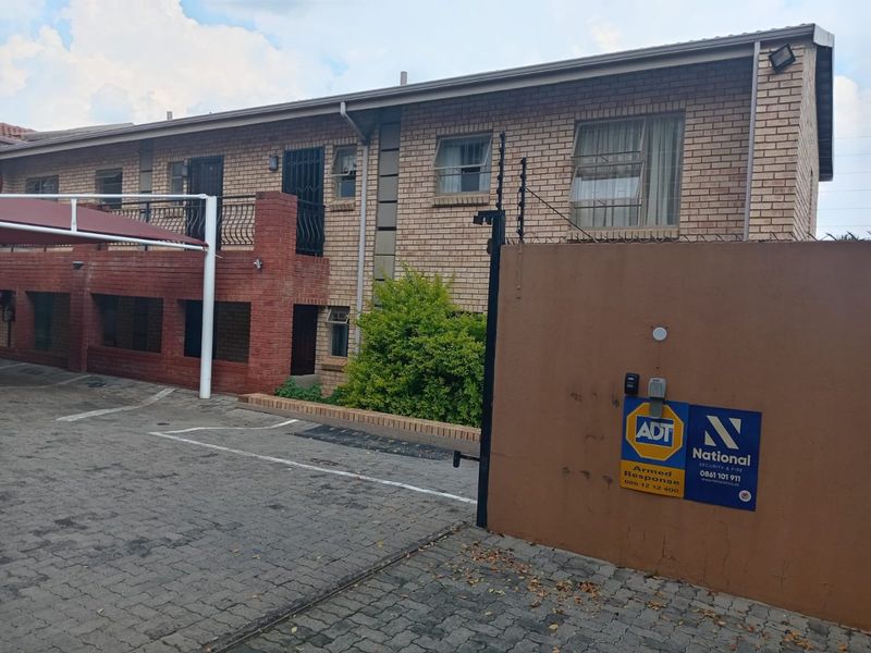 Secure and Neat 2-Bedroom Flat with Parking - Photo 2