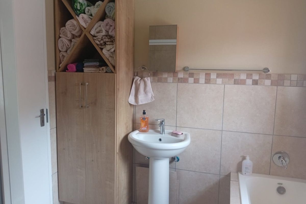 Secure and Neat 2-Bedroom Flat with Parking - Photo 5