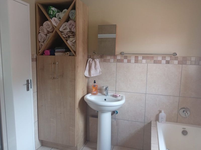 Secure and Neat 2-Bedroom Flat with Parking - Photo 5