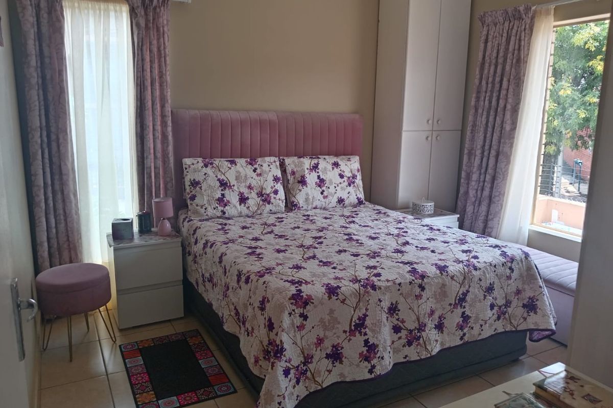 Secure and Neat 2-Bedroom Flat with Parking - Photo 3