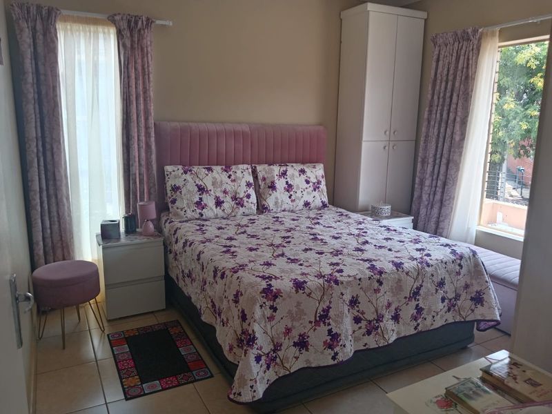 Secure and Neat 2-Bedroom Flat with Parking - Photo 3