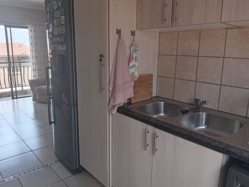 Secure and Neat 2-Bedroom Flat with Parking - Photo 9