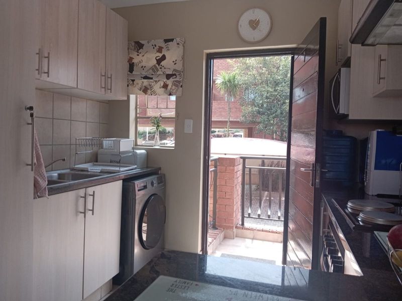 Secure and Neat 2-Bedroom Flat with Parking - Photo 10