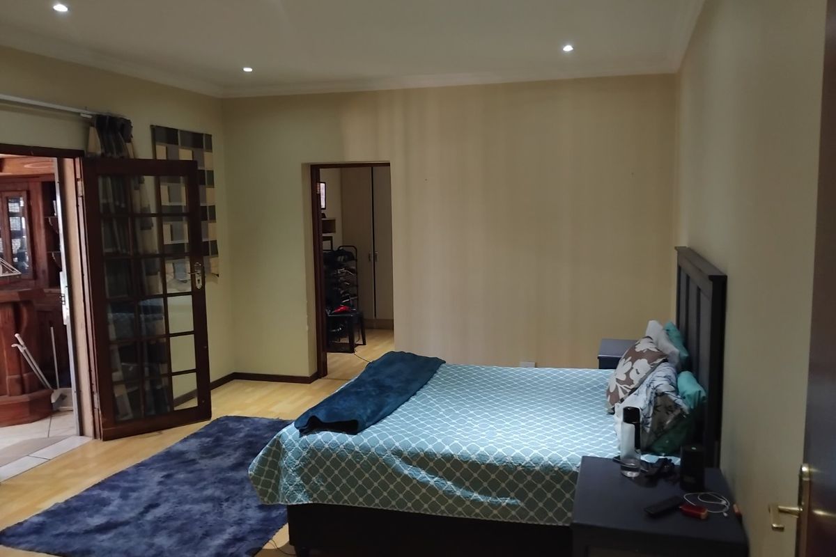 Beautiful 4-Bedroom Family Home with Exceptional Features - Photo 5