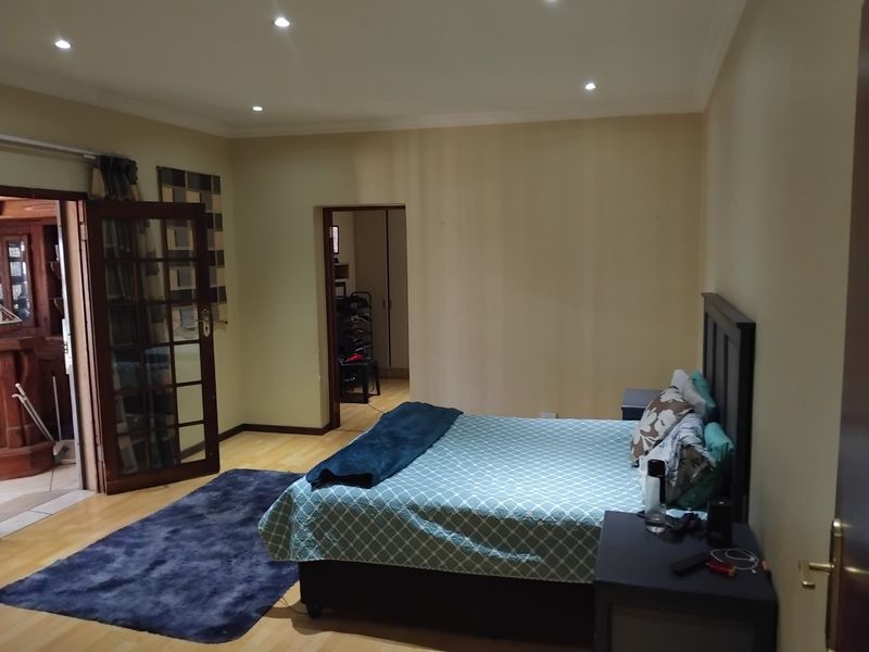 Beautiful 4-Bedroom Family Home with Exceptional Features - Photo 5