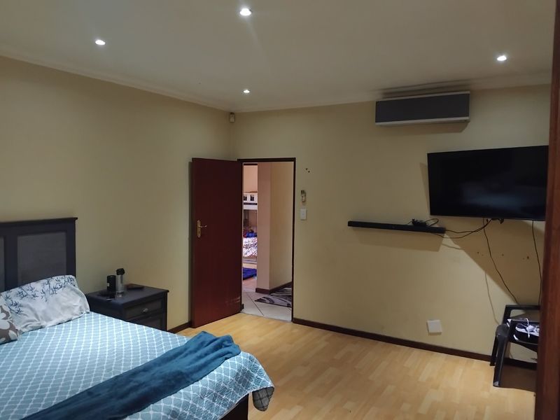 Beautiful 4-Bedroom Family Home with Exceptional Features - Photo 6