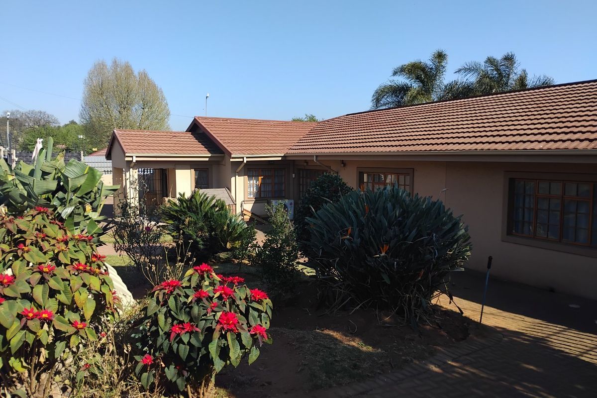 Beautiful 4-Bedroom Family Home with Exceptional Features - Photo 2