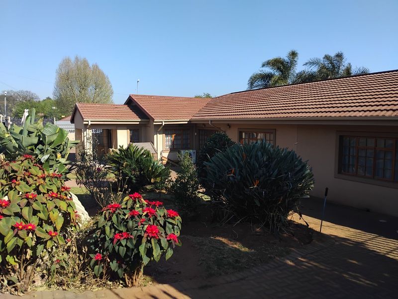 Beautiful 4-Bedroom Family Home with Exceptional Features - Photo 2