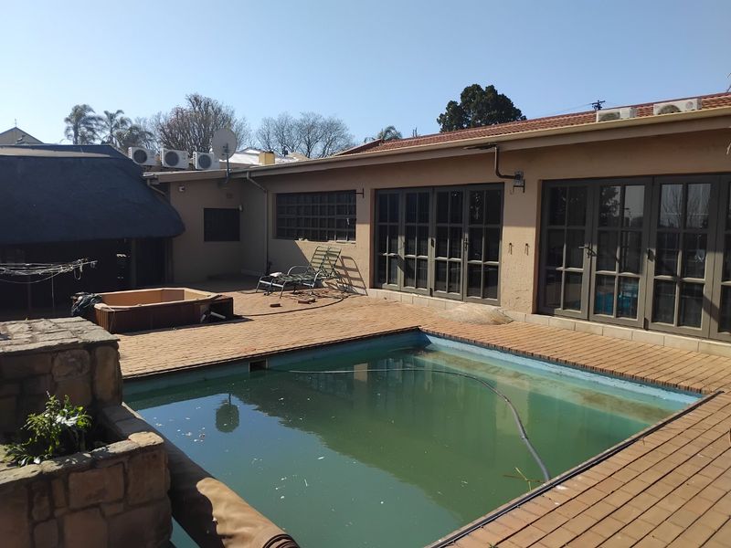 Beautiful 4-Bedroom Family Home with Exceptional Features - Photo 1