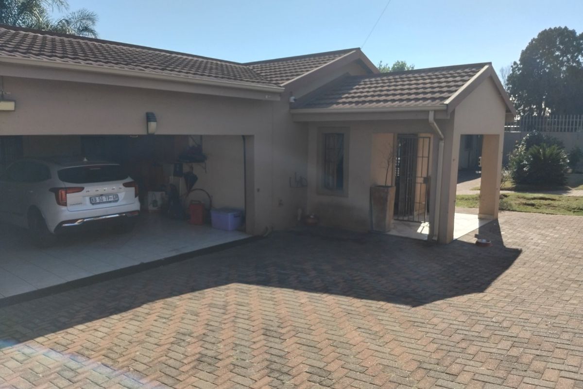 Beautiful 4-Bedroom Family Home with Exceptional Features - Photo 4