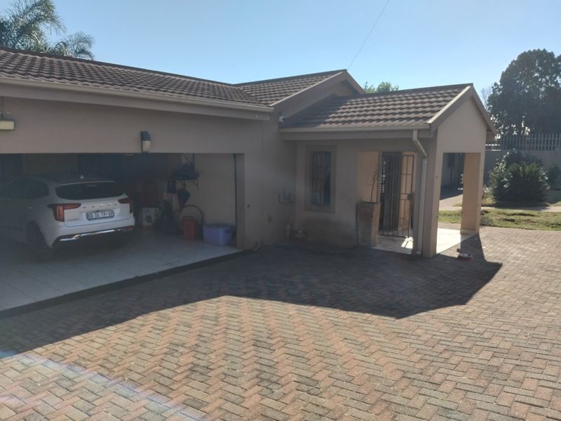 Beautiful 4-Bedroom Family Home with Exceptional Features - Photo 4