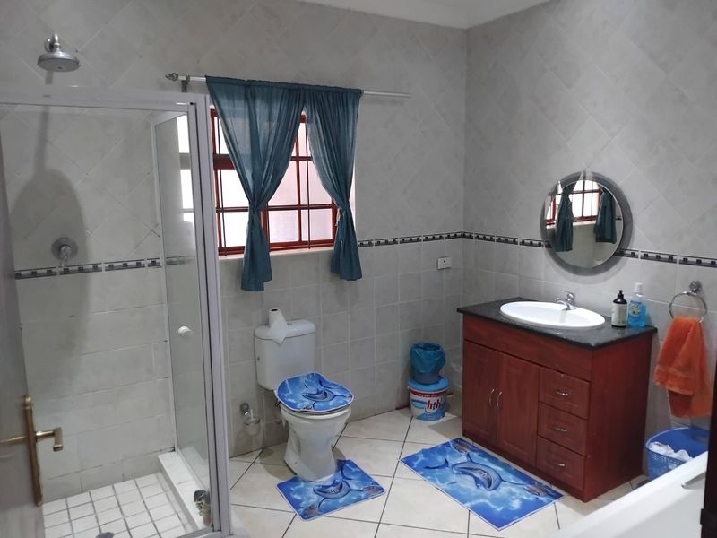Beautiful 4-Bedroom Family Home with Exceptional Features - Photo 10
