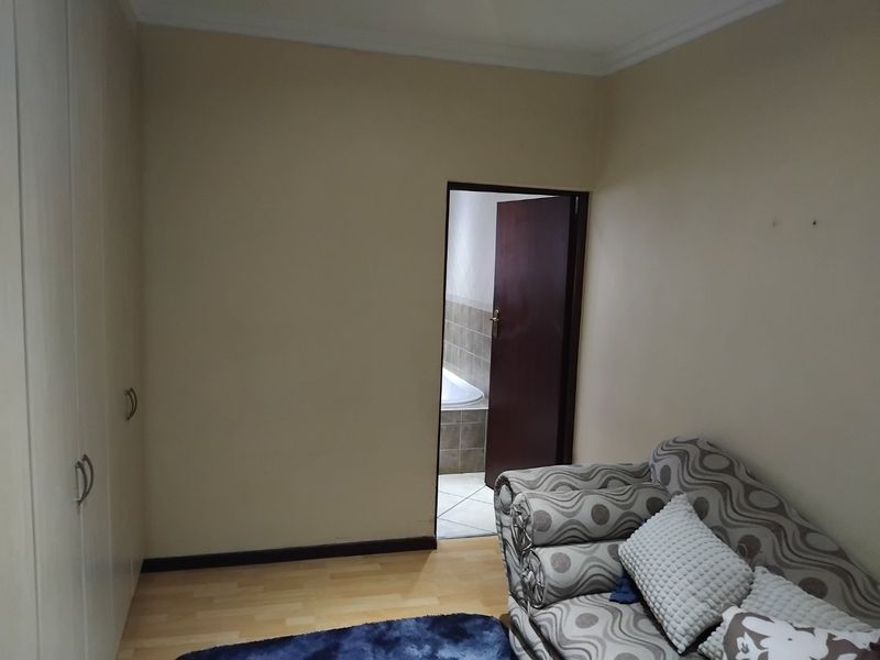 Beautiful 4-Bedroom Family Home with Exceptional Features - Photo 8