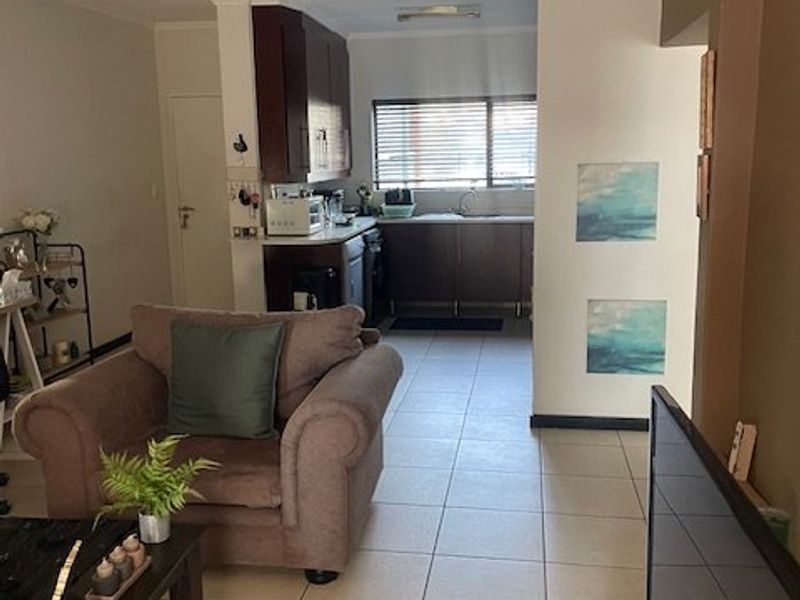 Charming 2-Bedroom Simplex with Modern Finishes & Great Amenities!  - Photo 5