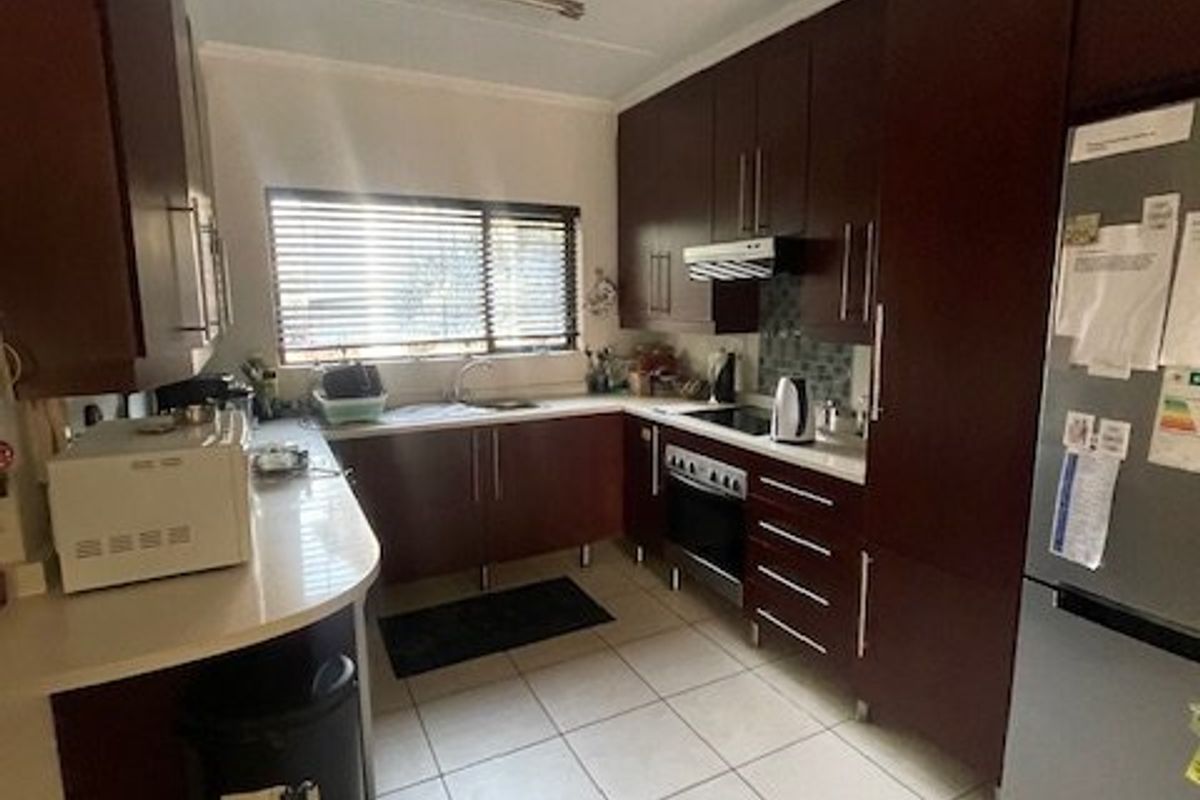 Charming 2-Bedroom Simplex with Modern Finishes & Great Amenities!  - Photo 2