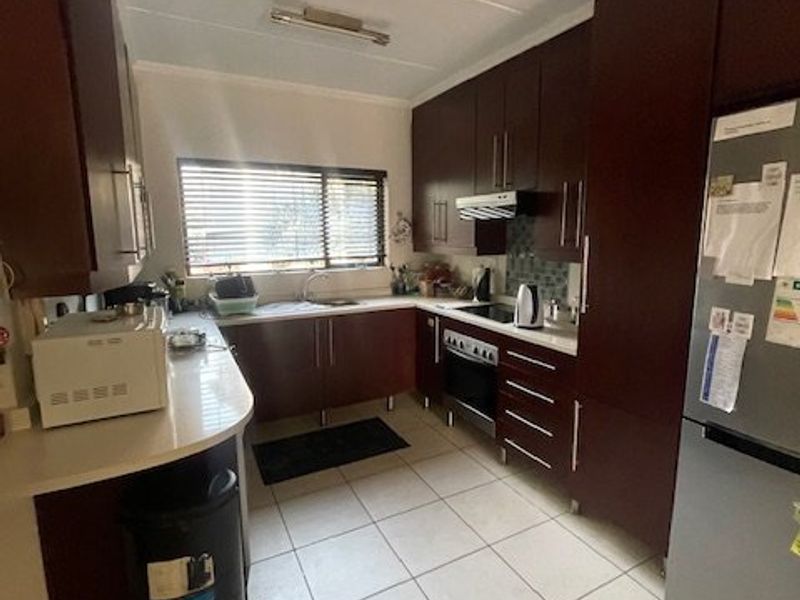 Charming 2-Bedroom Simplex with Modern Finishes & Great Amenities!  - Photo 2