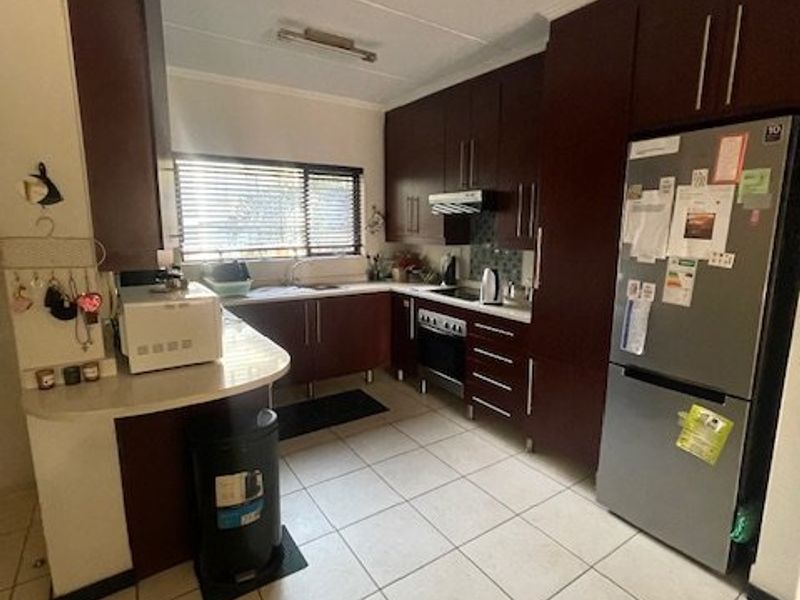 Charming 2-Bedroom Simplex with Modern Finishes & Great Amenities!  - Photo 9