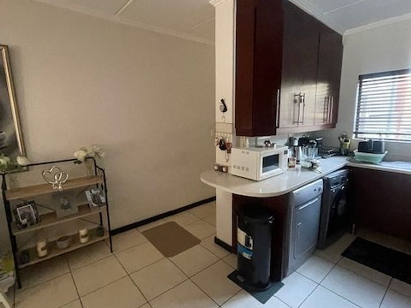Charming 2-Bedroom Simplex with Modern Finishes & Great Amenities!  - Photo 8