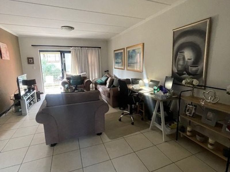 Charming 2-Bedroom Simplex with Modern Finishes & Great Amenities!  - Photo 6