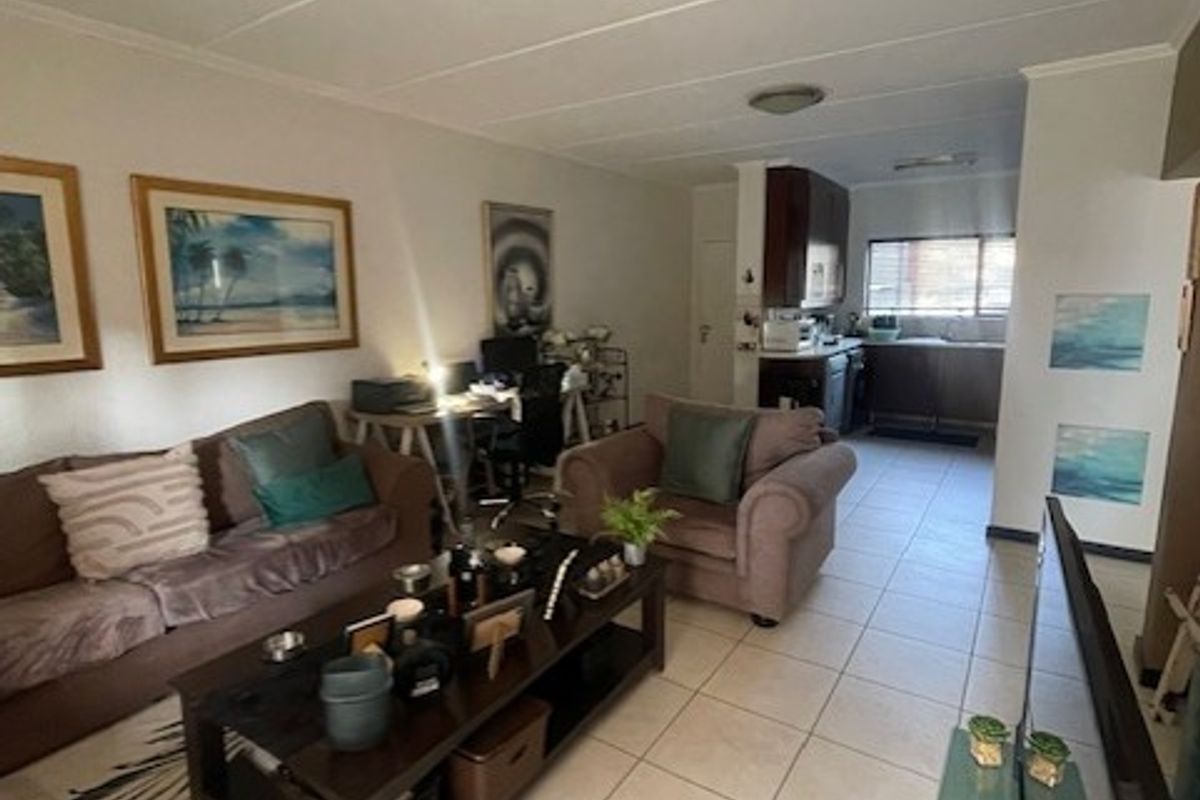Charming 2-Bedroom Simplex with Modern Finishes & Great Amenities!  - Photo 4