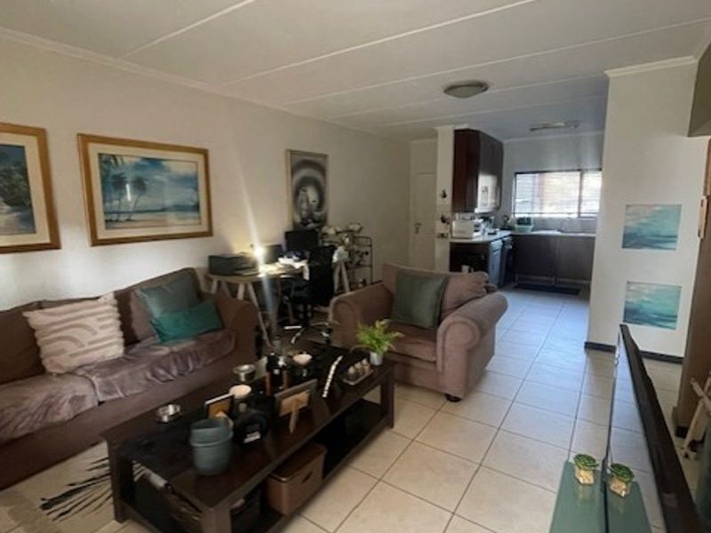 Charming 2-Bedroom Simplex with Modern Finishes & Great Amenities!  - Photo 4