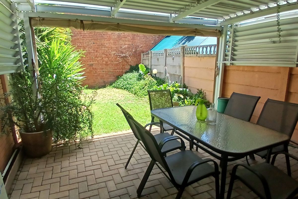 Sleek, Spacious & Secure – Move-In Ready Townhouse - Photo 4