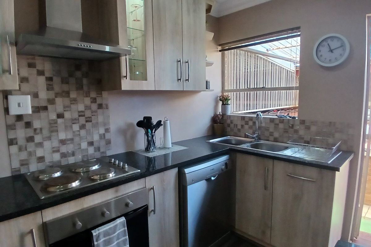 Sleek, Spacious & Secure – Move-In Ready Townhouse - Photo 3