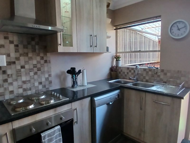 Sleek, Spacious & Secure – Move-In Ready Townhouse - Photo 3