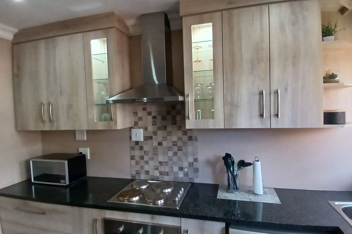 Sleek, Spacious & Secure – Move-In Ready Townhouse - Photo 2