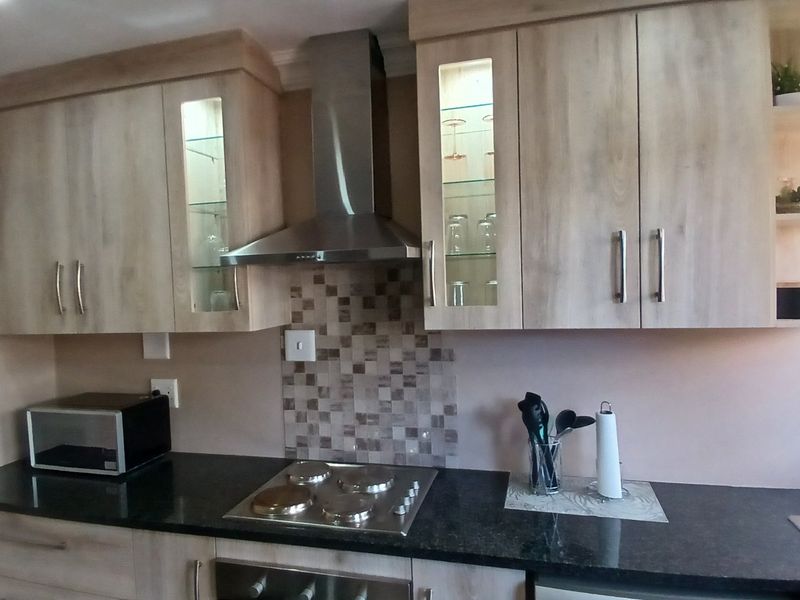 Sleek, Spacious & Secure – Move-In Ready Townhouse - Photo 2