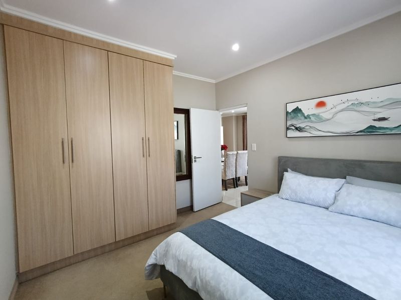 Beautifully furnished 3 bedroom apartment in central Umhlanga Ridge. - Photo 9