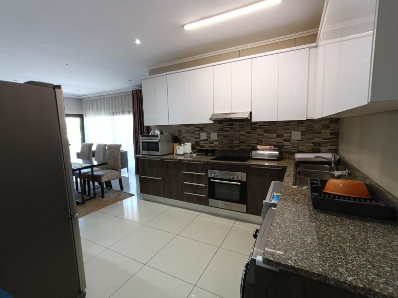 Beautifully furnished 3 bedroom apartment in central Umhlanga Ridge. - Photo 8