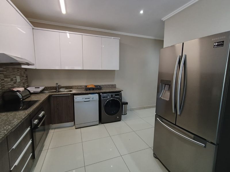 Beautifully furnished 3 bedroom apartment in central Umhlanga Ridge. - Photo 6
