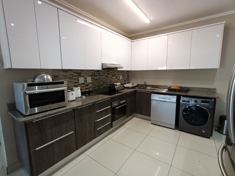 Beautifully furnished 3 bedroom apartment in central Umhlanga Ridge. - Photo 7