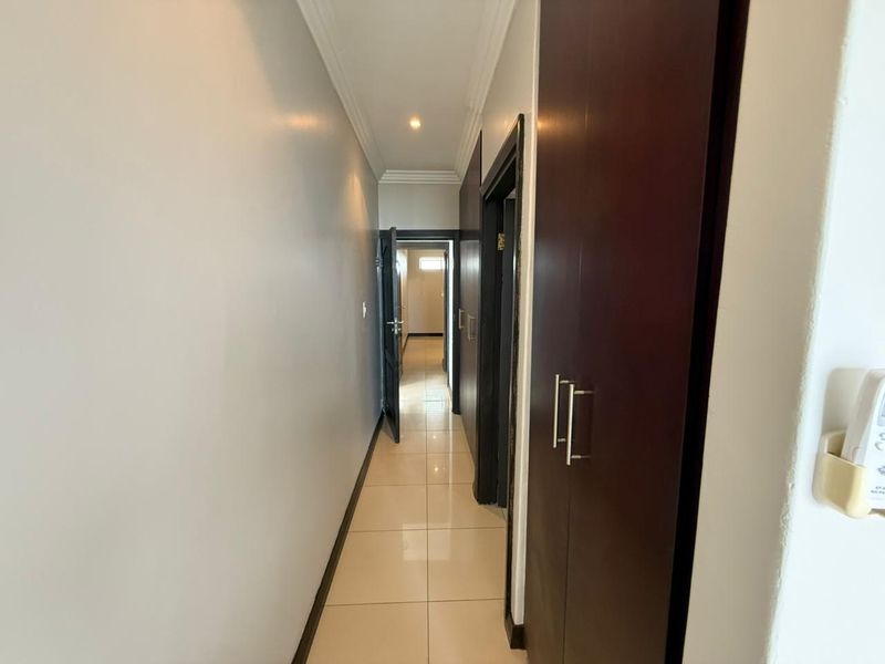 3 Bedroom executive apartment with stunning views in La Lucia. - Photo 9