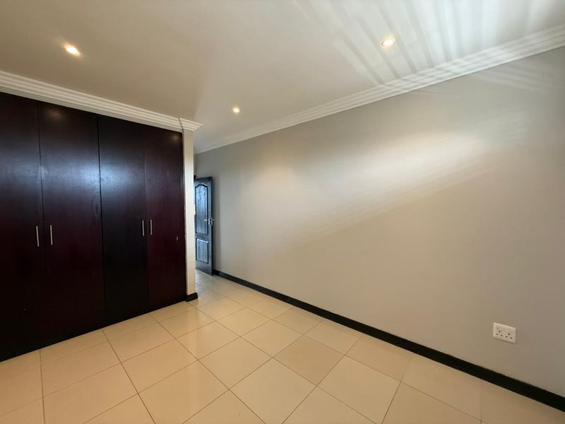 3 Bedroom executive apartment with stunning views in La Lucia. - Photo 10
