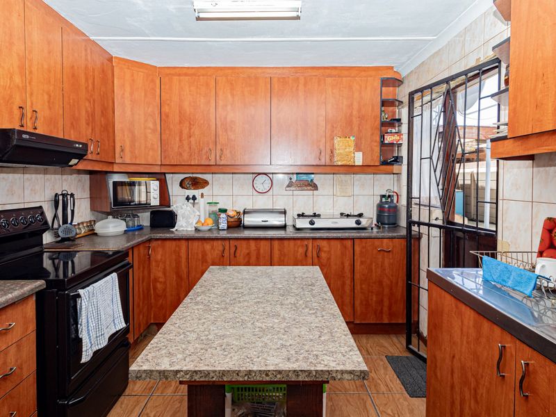 Step inside for a great surprise! - Photo 8