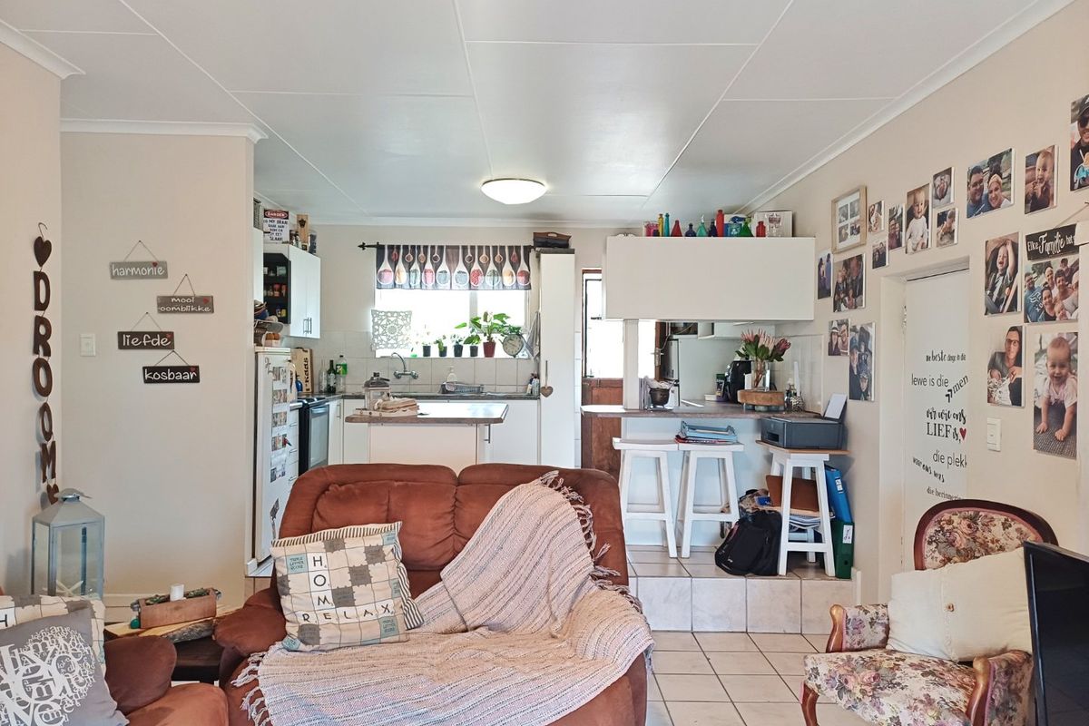 Charming 3 Bedroom Home with Expansive Potential - Photo 4