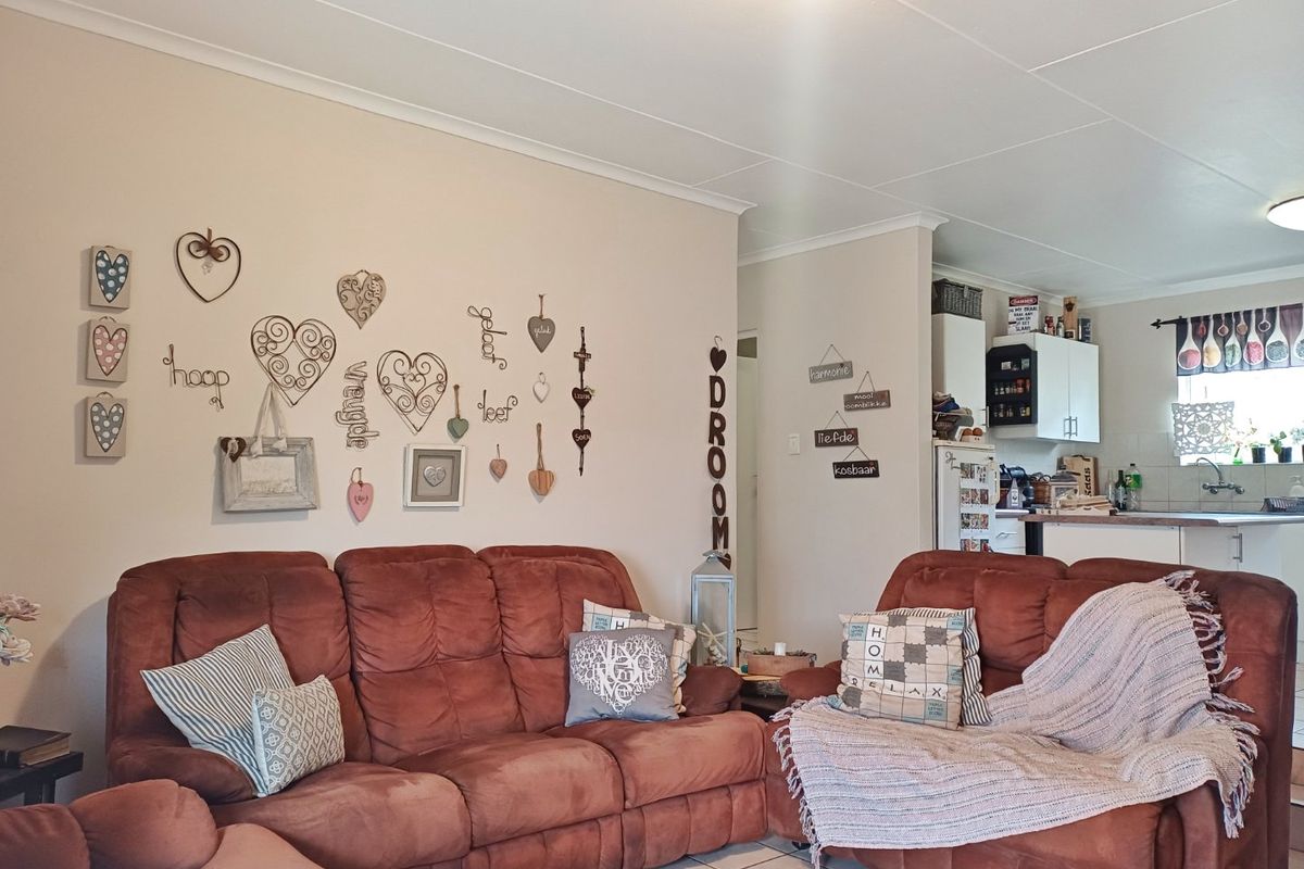 Charming 3 Bedroom Home with Expansive Potential - Photo 3