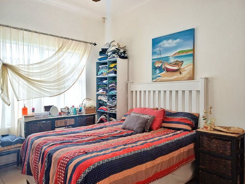 Charming 3 Bedroom Home with Expansive Potential - Photo 10