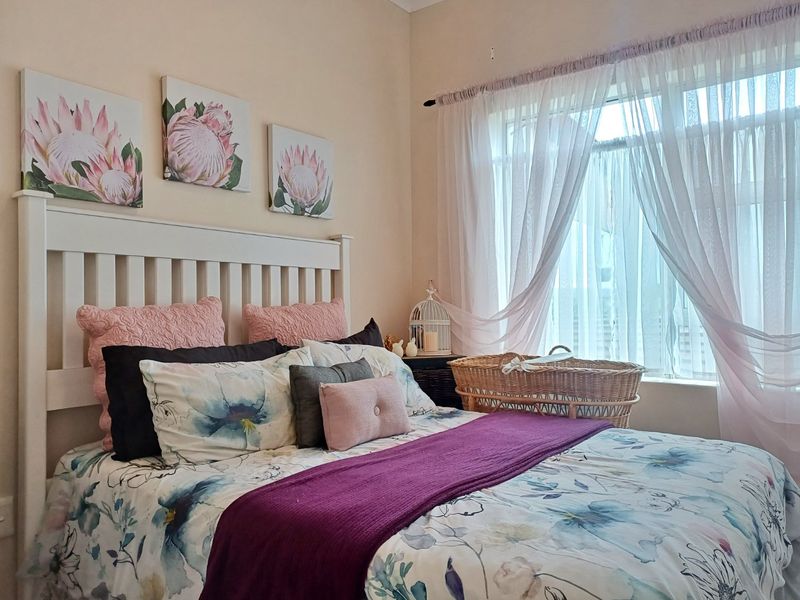 Charming 3 Bedroom Home with Expansive Potential - Photo 8