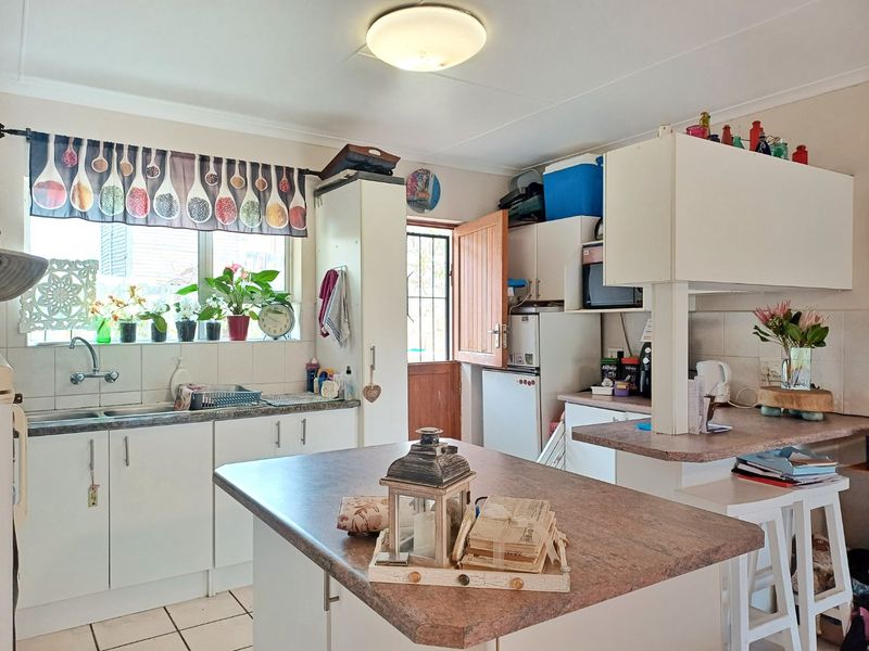 Charming 3 Bedroom Home with Expansive Potential - Photo 7