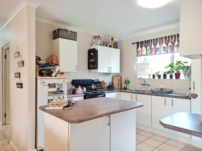 Charming 3 Bedroom Home with Expansive Potential - Photo 6